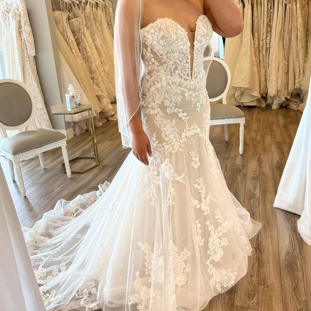Essence of Australia Wedding Dress (D3308) Size 14